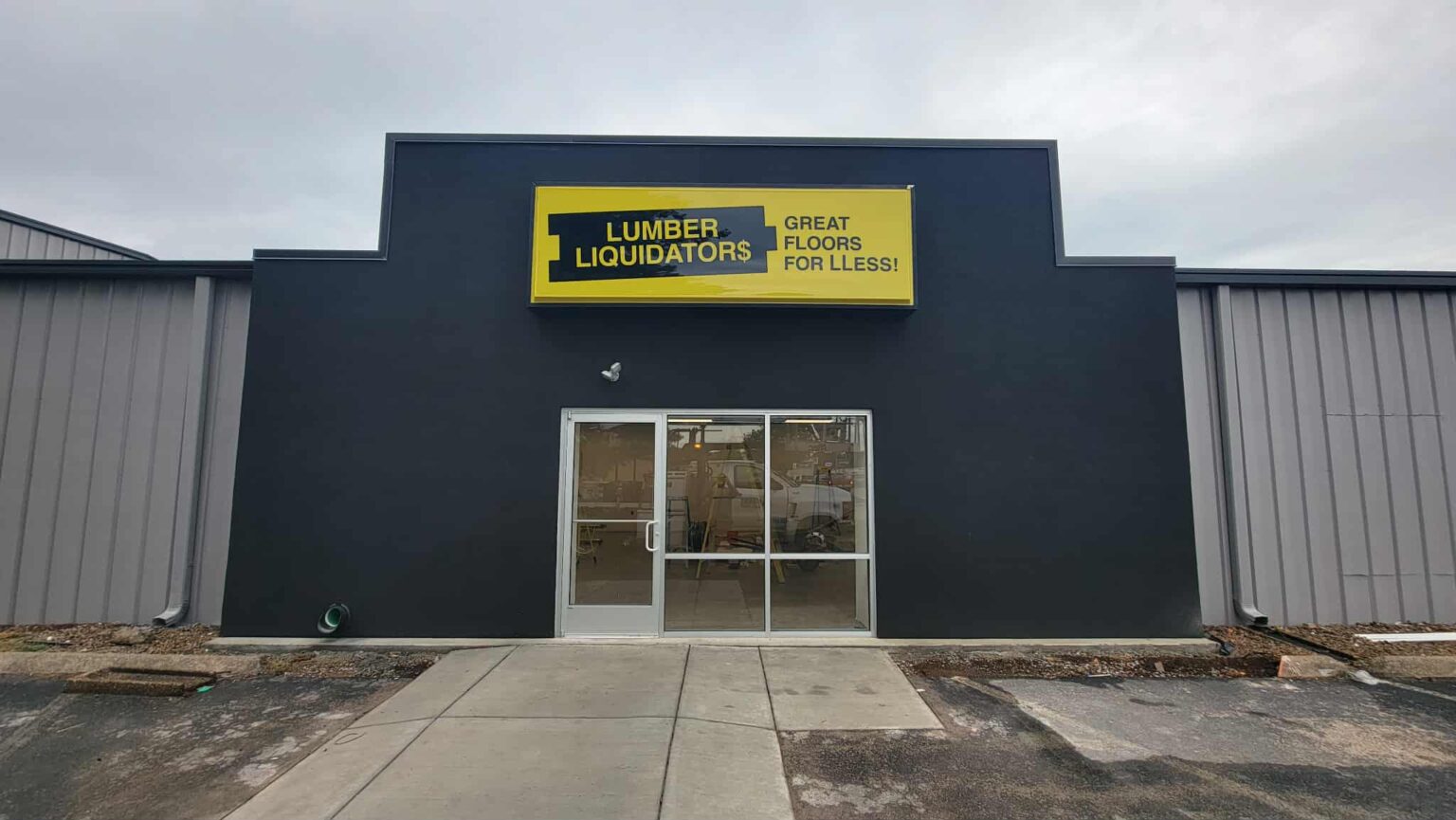 lumber-liquidators-building-sign-1